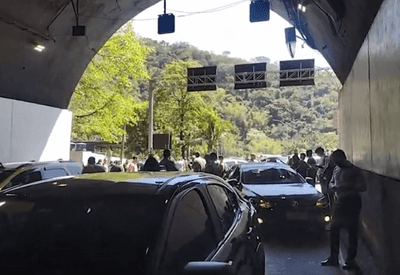 Túnel Rebouças é interditado após carro pegar fogo e causa caos no trânsito do Rio