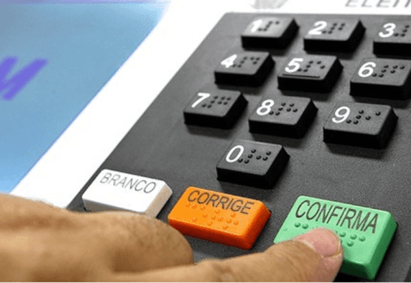 Imagem da notícia: Transparência Brasil diz que minuta do TSE pode corroer cotas de mulheres e negros nas eleições