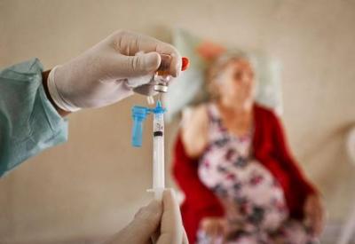 DF aplicará 3ª dose de vacina em idosos a partir de 3ª feira