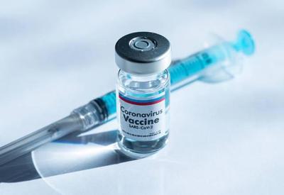 Vacina de Oxford termina fase 2 e mostra resposta imunológica em idosos 