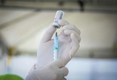 Ministro da Saúde anuncia 3ª dose de vacina para profissionais da saúde