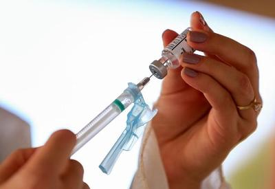 Pais adiam vacinação dos filhos após Pfizer ter validade ampliada