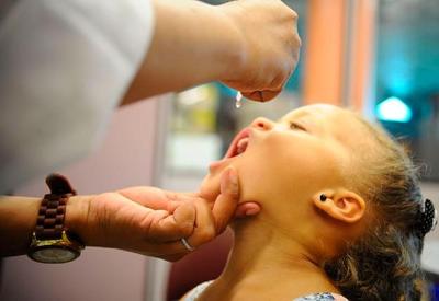 Casos de poliomelite podem voltar se vacinação continuar caindo