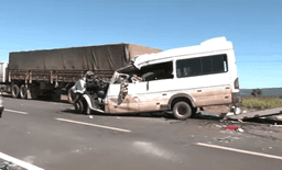 Imagem da notícia Acidente entre caminhão e van deixa cinco mortos em Planaltina, no DF