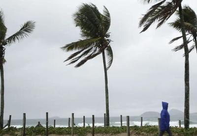 Ciclone extratropical chega ao Sul com ventos acima de 100 km/h e alerta vermelho para tempestades