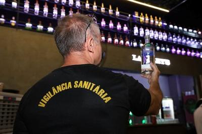 Governo do DF autua 23 estabelecimentos e apreende mais de mil litros de bebidas clandestinas 