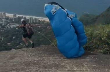 Praticante de speed flying morre ao saltar da Pedra Bonita, em São Conrado (RJ)