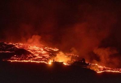 Nova cratera em vulcão das Ilhas Canárias gera "rio de lava"