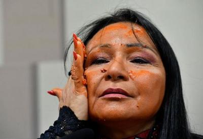 Deputada pinta o rosto e defende exploração de recursos em terra indígena