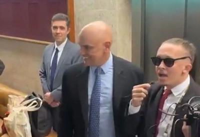 Moraes encontra com humorista Mizael Silva e faz piada com processo nos EUA