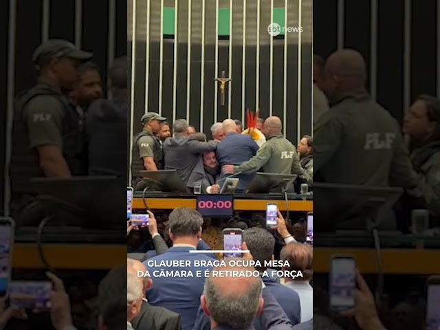 Glauber Braga ocupa mesa da Câmara e é retirado a força
