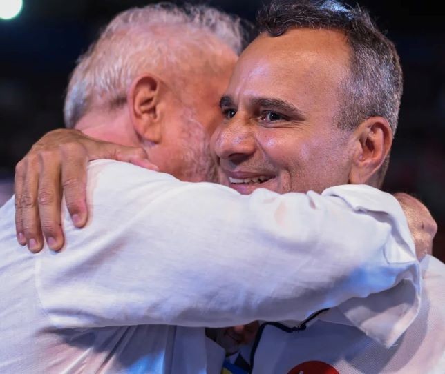 Imagem da noticia Lula chama Bolsonaro de 'maluco' e 'ignorante' e promete fidelidade a prefeito de Belford Roxo