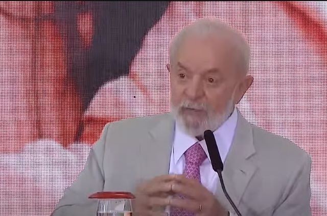 Lula se cala após ser perguntado sobre ato de Bolsonaro na avenida Paulista