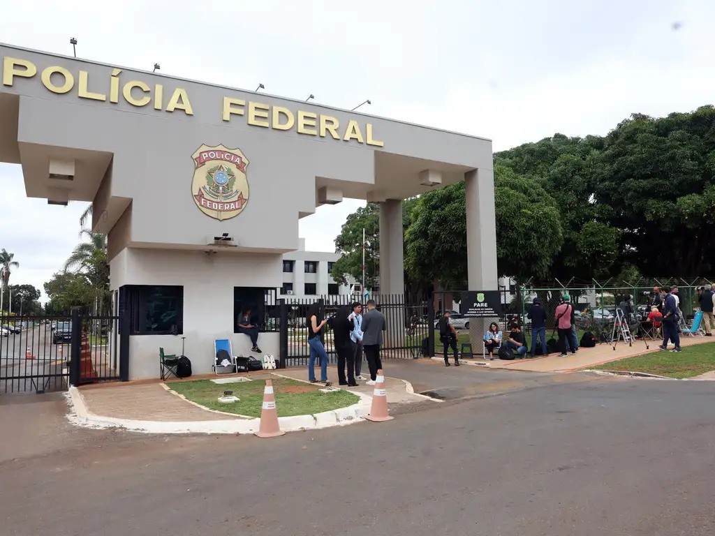 Imagem da noticia Defesa aponta risco à saúde de Bolsonaro e diz que prisão foi motivada por vigília de orações