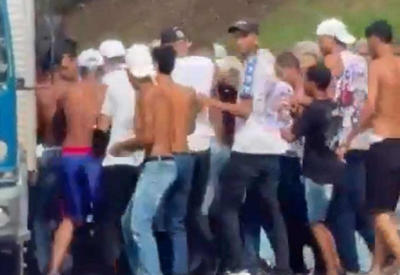 Imagem da noticia Integrantes de torcida organizada do Bahia são presos após agredirem homem em Salvador