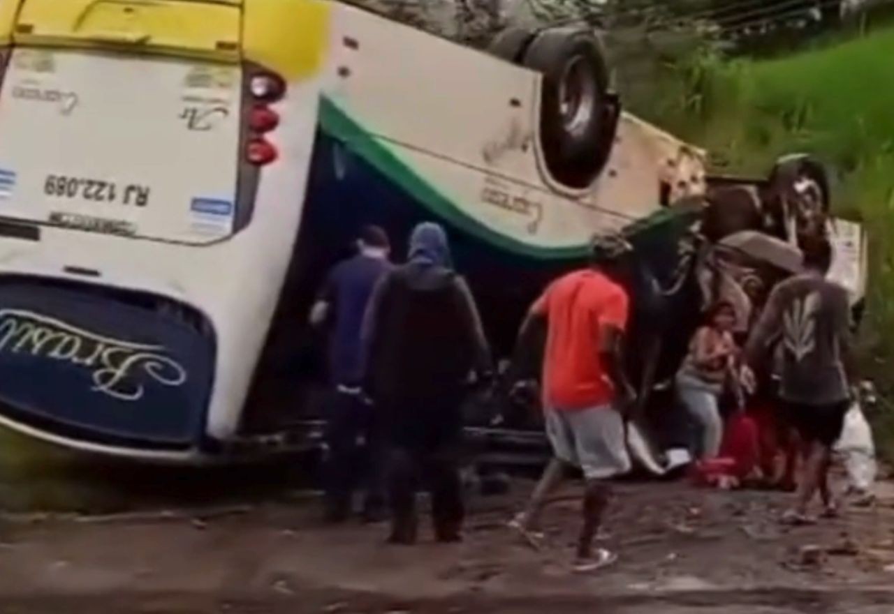 Imagem da noticia Ônibus capota e deixa 23 feridos em Itaperuna (RJ)