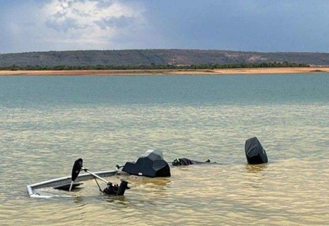 Família nada 1,5 km para se salvar após lancha afundar durante tempestade