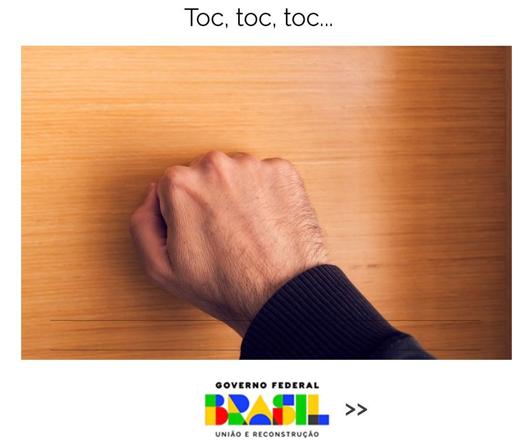Perfil do governo posta meme "toc, toc, toc" após operação da PF contra Carlos Bolsonaro