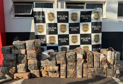 Polícia apreende quase uma tonelada de maconha escondida em poço em Atibaia (SP)