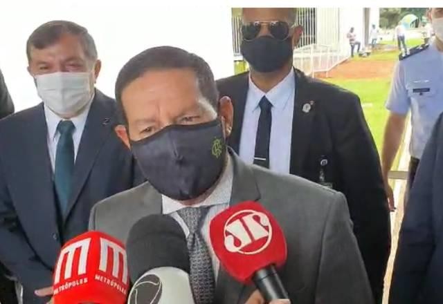 Imagem da noticia Vacinação vai entrar em "moto-contínuo" em abril, diz Mourão