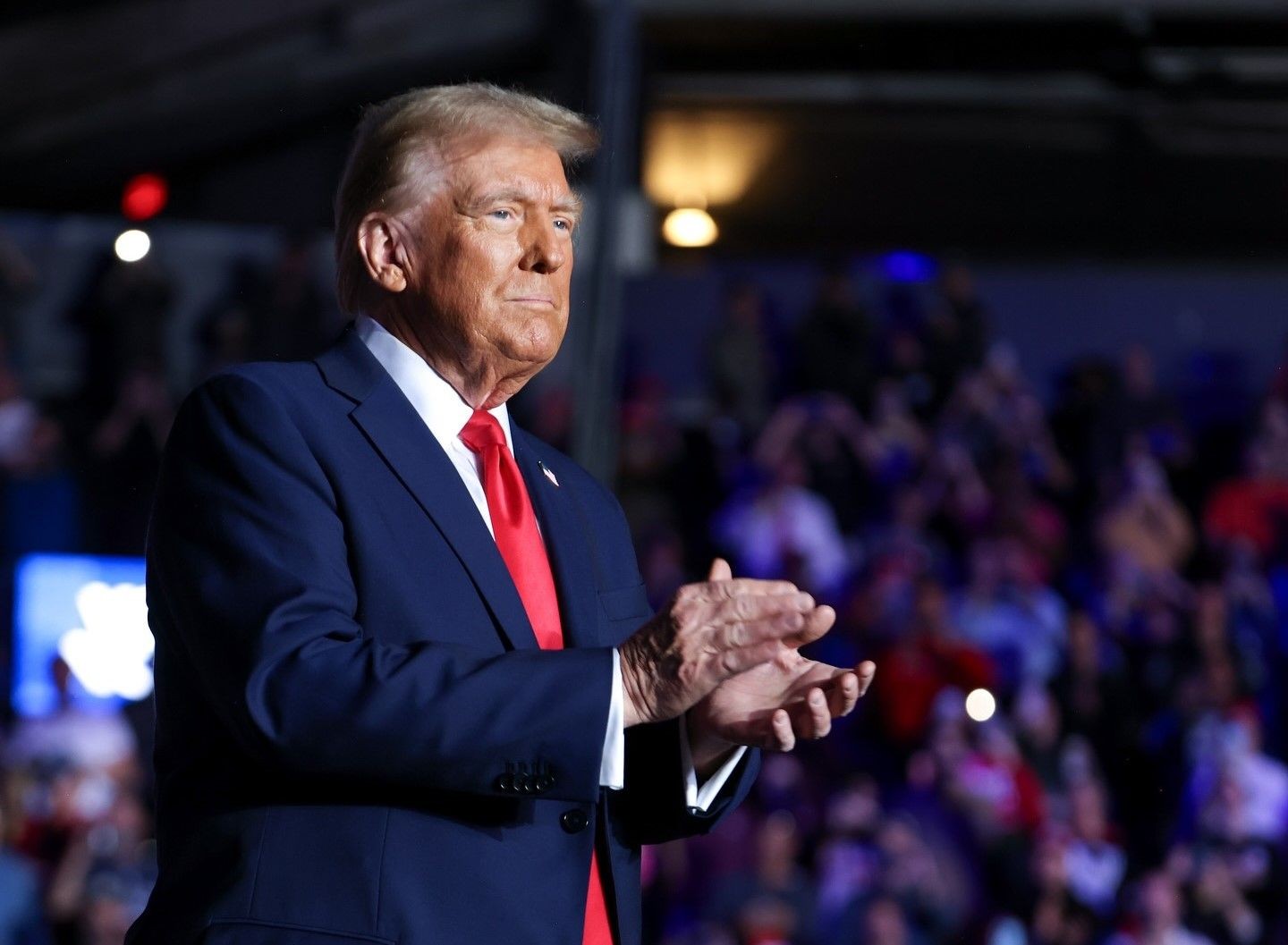 Imagem da noticia Trump diz que EUA vão impor tarifas de 25% para produtos de México e Canadá