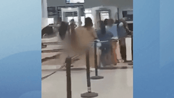 Imagem da noticia Mulher fica sem roupa em aeroporto após ser impedida de embarcar; veja vídeo