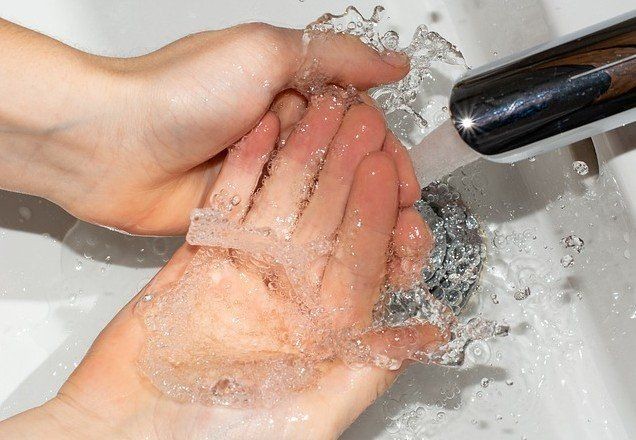43% das escolas não têm lugar para alunos lavarem as mãos