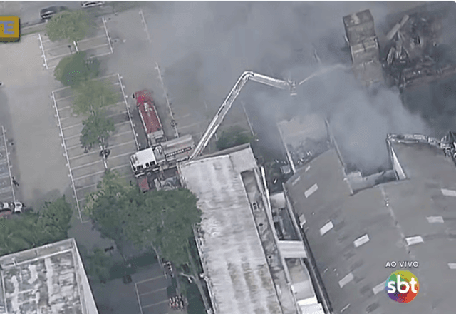 Imagem da noticia Bombeiros combatem incêndio em fábrica do Brás pelo terceiro dia seguido
