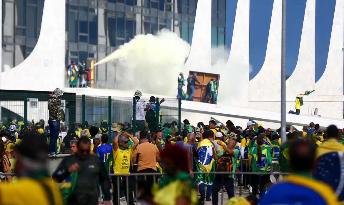 Imagem da noticia Governo posterga sessão e consegue adiar votação de anistia a condenados do 8/1