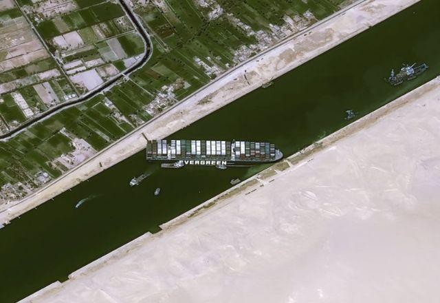 Imagem da noticia Navio gigante pode levar até semanas para ser desencalhado em Suez