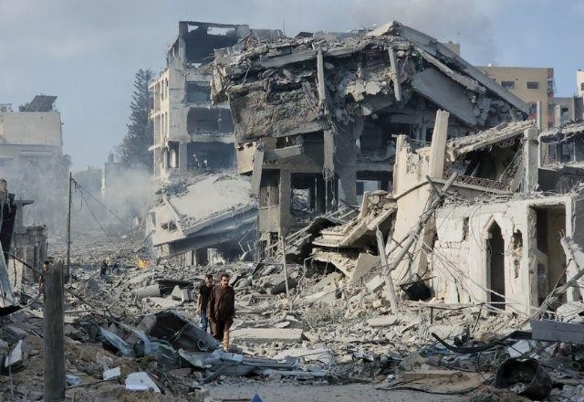 Imagem da noticia SBT News na TV: Cessar-fogo temporário entre Israel e Hamas acaba nesta 5ª; Começa a COP28 em Dubai