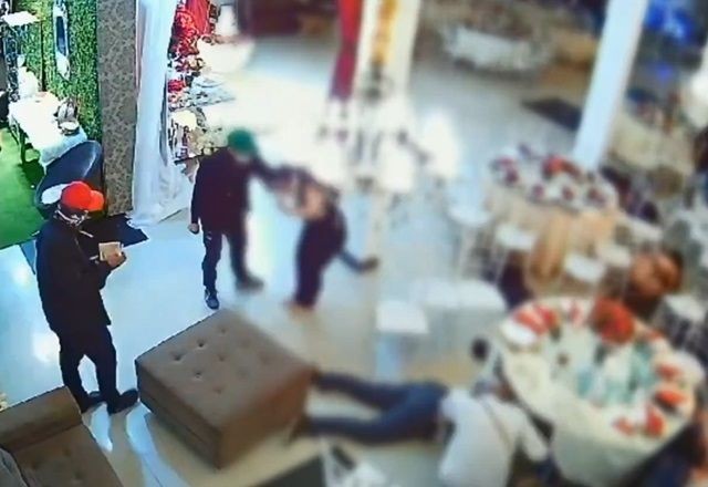 Imagem da noticia Flagra: Casamento é invadido e criminosos fazem arrastão 