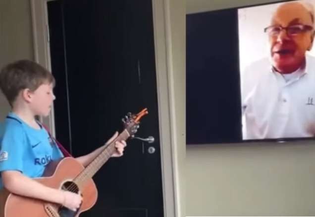 À distância por causa do coronavírus, menino de 9 anos e avô de 73 cantam juntos através de vídeochamada