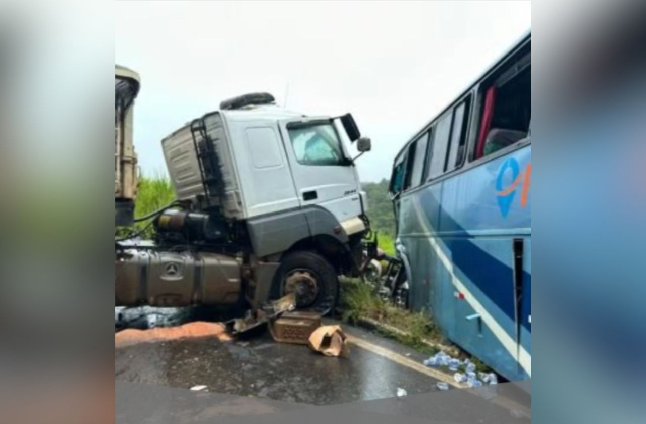 Imagem da noticia Acidente entre carreta e ônibus mata motorista e deixa 17 feridos na BR-356, em MG
