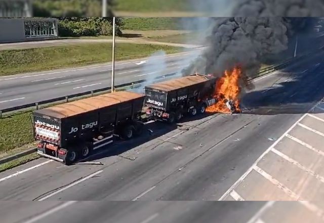 Imagem da noticia Duas pessoas morrem após carro e caminhão pegarem fogo em acidente na Grande SP