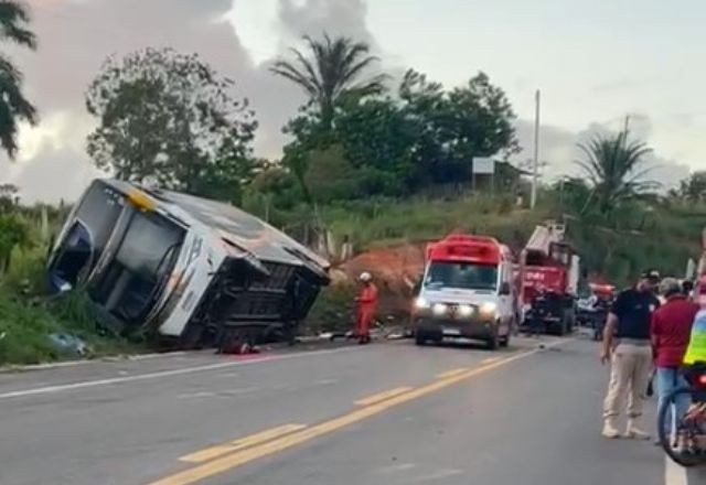 Acidente com ônibus deixa 9 mortos na Bahia