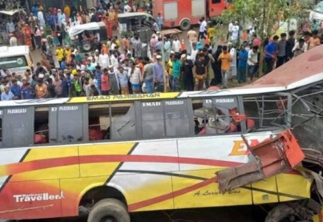 Acidente com ônibus deixa dezenas de mortos e feridos em Bangladesh