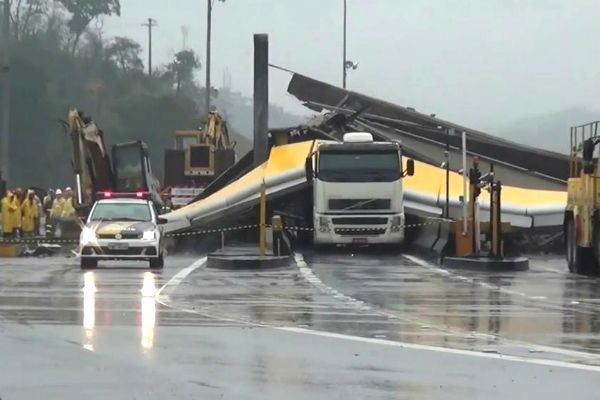 Acidente derruba cobertura de pedágio na Rodovia dos Bandeirantes