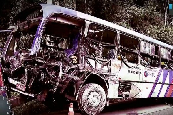 Imagem da noticia Acidente entre ônibus e caminhão deixa dois mortos e 28 feridos