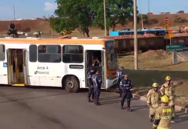 Imagem da noticia Mulher morre após ser lançada para fora de ônibus em colisão com trem no DF