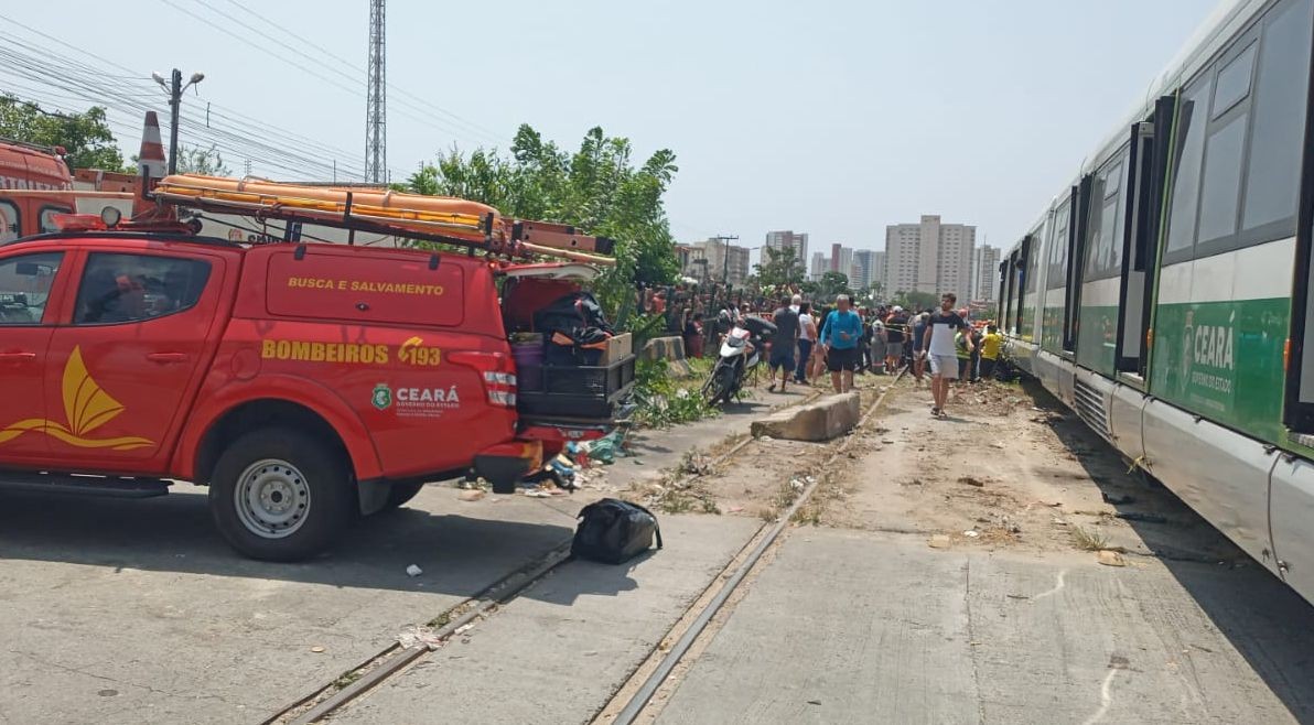 Criança e 2 mulheres morrem após carro ser atingido por VLT em Fortaleza