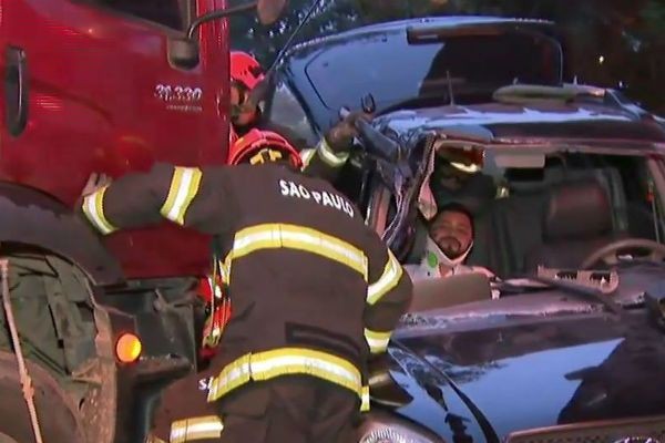 Imagem da noticia Acidente grave causa congestionamento na Marginal Tietê
