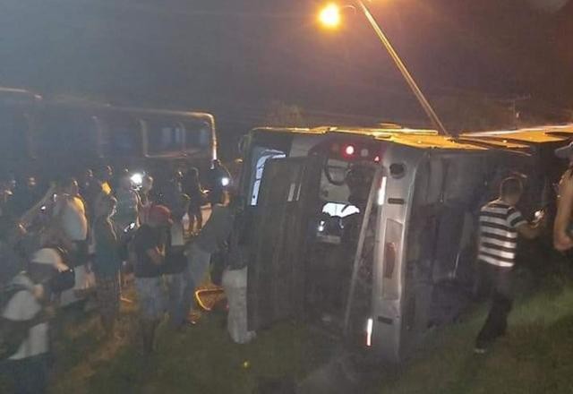 Ônibus do BRT tomba no Rio e deixa uma mulher morta