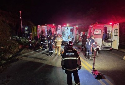 Capotamento de ônibus deixa cinco mortos e mais de 40 feridos em MG