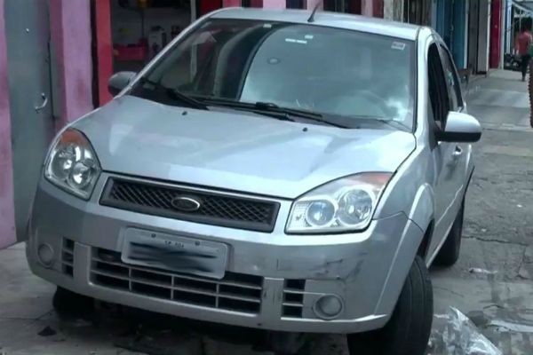 Imagem da noticia Adolescente pega carro do pai escondido e provoca acidente