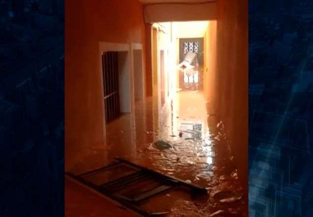 Imagem da noticia Adutora rompe e compromete estrutura de casas em Osasco