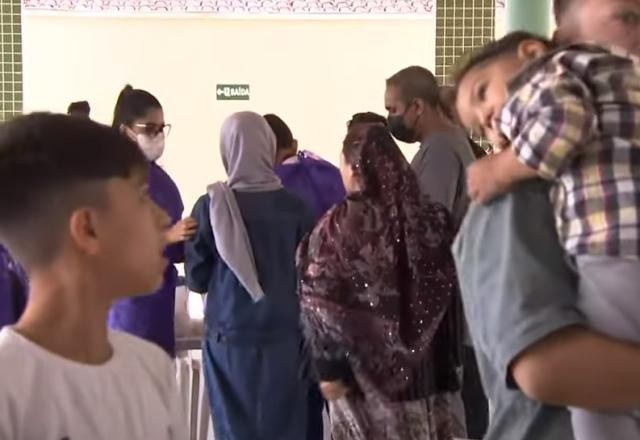 Imagem da noticia Refugiados afegãos recebem vacina e comida na chegada a abrigo em Praia Grande