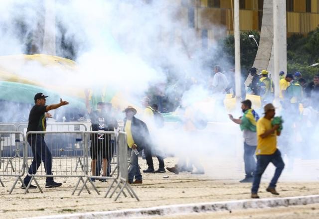 Imagem da noticia STF condena mais 14 réus que estavam em acampamento antes do 8 de janeiro