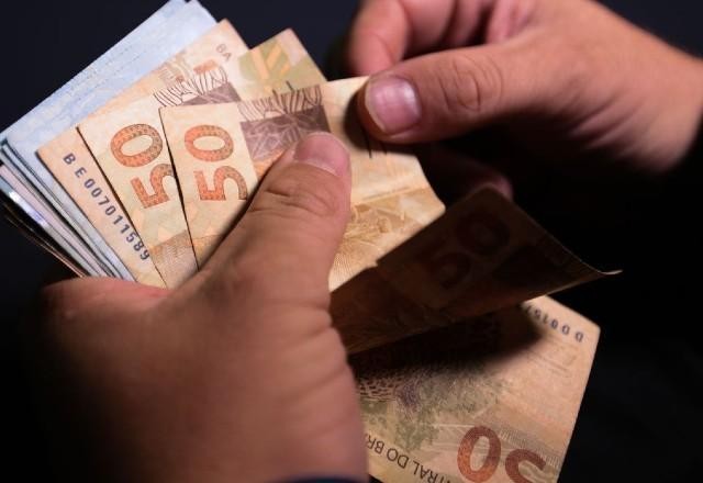 Imagem da noticia Governo propõe salário mínimo de R$ 1.169 para 2022, sem ganho real
