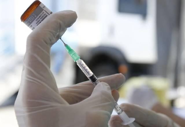 Rio anuncia vacinação de pessoas com 79 anos na próxima semana